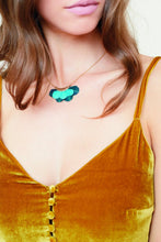 Load image into Gallery viewer, Feather fan with hammered metal necklace (BSJ3512)
